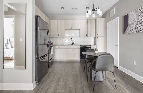 Paw Creek Apartment | Modern Apartment in Prime Location (ID1200X654)