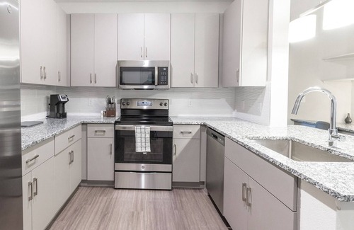 OakLeaf Plantation Apartment | Modern Apartment in Prime Location (ID8935X42)