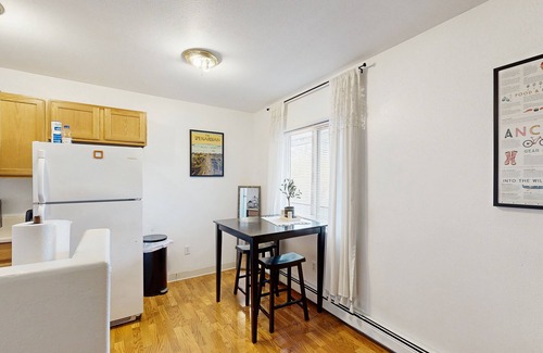 North Star Apartment | Modern apartment in convenient midtown location with WiFi & full kitchen