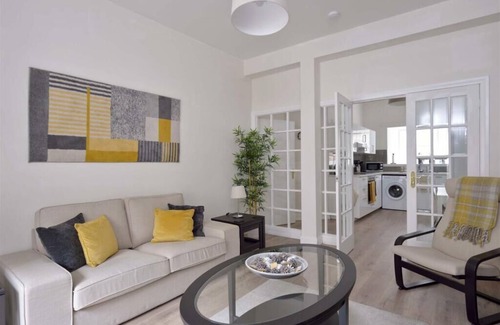 Kelso Apartment | Modern apartment in heart of Kelso. Well equipped, minutes walk to everything