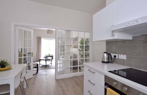 Kelso Apartment | Modern apartment in heart of Kelso. Well equipped, minutes walk to everything
