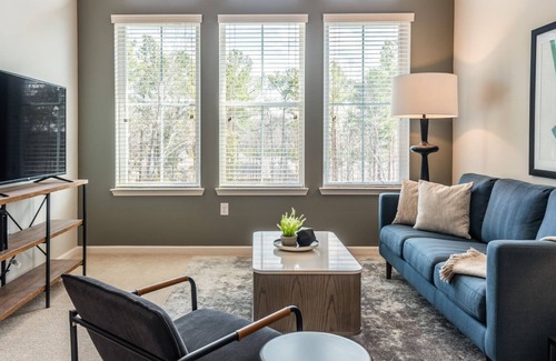 Bowling Green Apartment | Modern Apartment in Prime Location (ID3589X29)