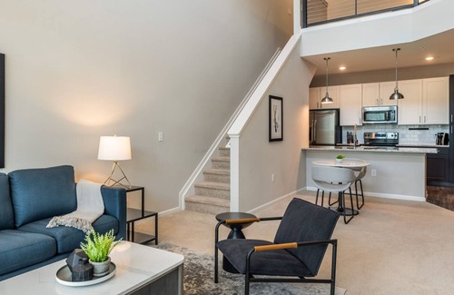 Bowling Green Apartment | Modern Apartment in Prime Location (ID3589X29)
