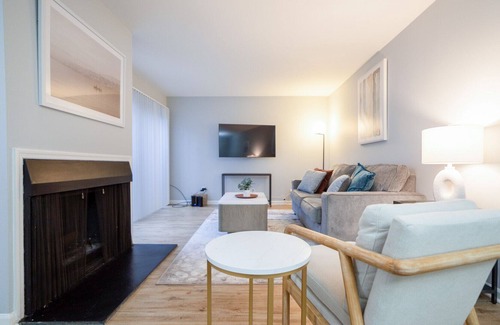 Lexington Apartment | Modern Apartment in Prime Location (ID7684X4)