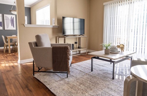 Lexington Apartment | Modern Apartment in Prime Location (ID9206X12)