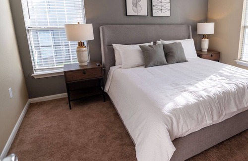 Lexington Apartment | Modern Apartment in Prime Location (ID9206X12)