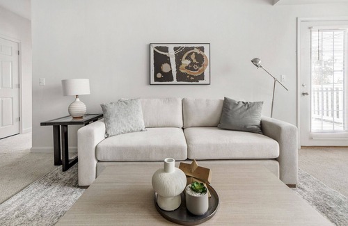 Lexington Apartment | Modern Apartment in Prime Location (ID6425X78)