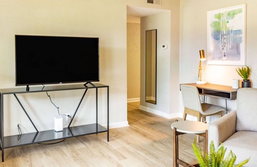 Hermitage Apartment | Modern Apartment in Prime Location (ID4935X54)