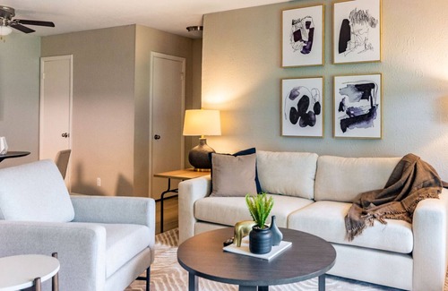 Hermitage Apartment | Modern Apartment in Prime Location (ID4935X54)