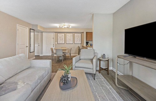 Hermitage Apartment | Modern Apartment in Prime Location (ID2806X78)
