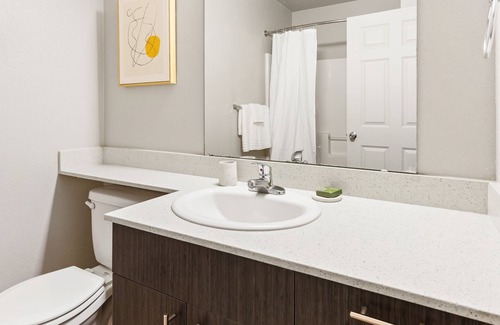 Vancouver Apartment | Modern Apartment in Prime Location (ID7029X00)