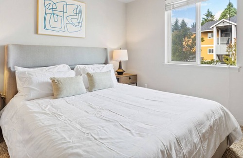 Vancouver Apartment | Modern Apartment in Prime Location (ID7029X00)