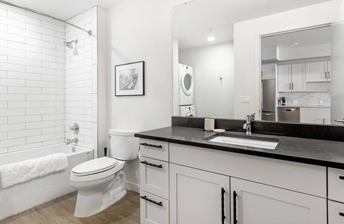 Downtown Vancouver Apartment | Modern Apartment in Prime Location (ID9717X89)