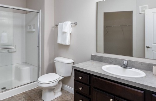 Lewis Center Apartment | Modern Apartment in Prime Location (ID4409X99)