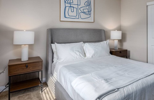 Lewis Center Apartment | Modern Apartment in Prime Location (ID4409X99)