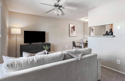 El Lago Apartment | Modern Apartment in Prime Location (ID9665X12)