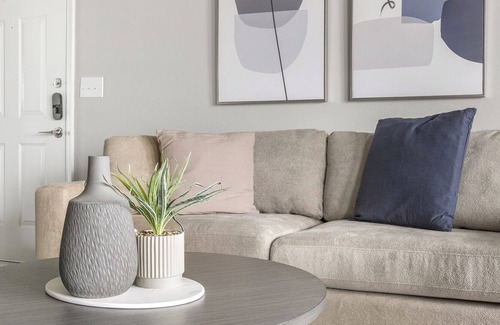 Richmond Apartment | Modern Apartment in Prime Location (ID1283X447)