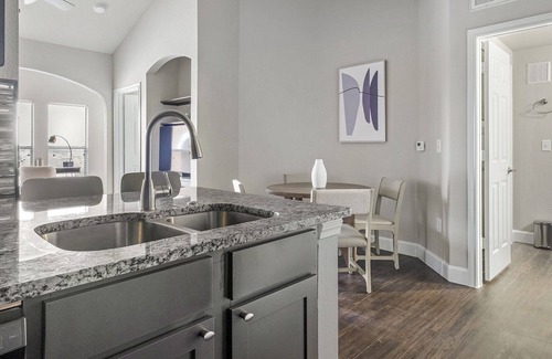 Richmond Apartment | Modern Apartment in Prime Location (ID1283X447)