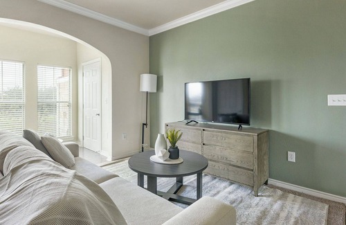 Richmond Apartment | Modern Apartment in Prime Location (ID1220X204)