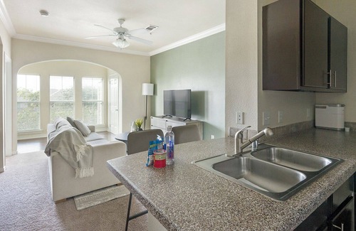 Richmond Apartment | Modern Apartment in Prime Location (ID1220X204)