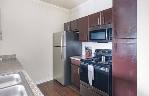 Richmond Apartment | Modern Apartment in Prime Location (ID1220X204)
