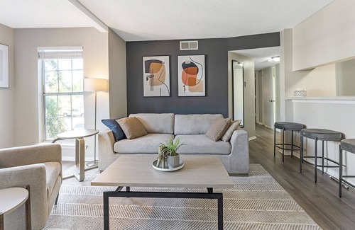 Cordova Apartment | Modern Apartment in Prime Location (ID9655X37)