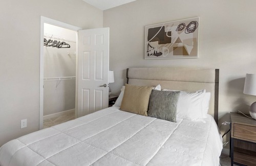 Germantown Apartment | Modern Apartment in Prime Location (ID6658X24)