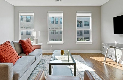 Mueller Apartment | Modern Apartment in Prime Location (ID6223)