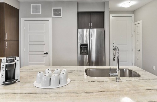 Mueller Apartment | Modern Apartment in Prime Location (ID4225X45)