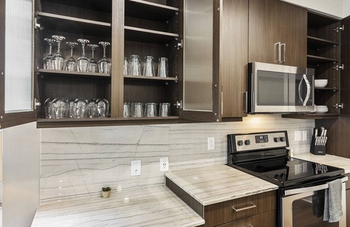 Mueller Apartment | Modern Apartment in Prime Location (ID4225X45)