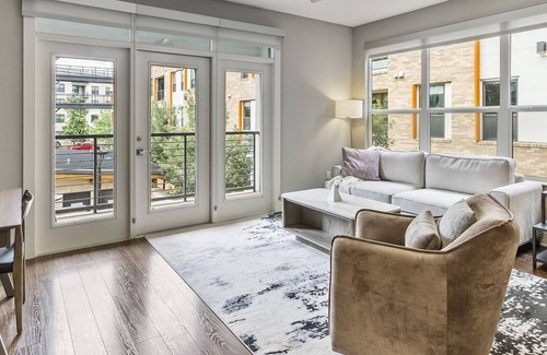 Mueller Apartment | Modern Apartment in Prime Location (ID4225X45)