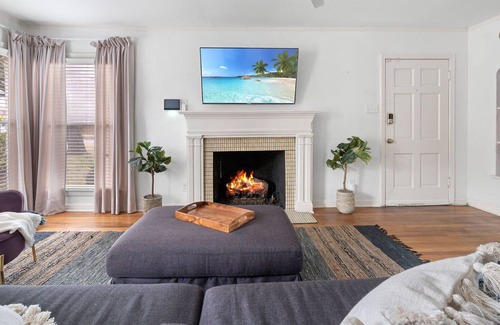 Oak Cliff Apartment | Modern Apartment in Prime Location (ID1204X623)