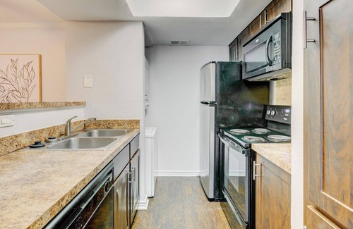 Vickery Meadow Apartment | Modern Apartment in Prime Location (ID6721X00)
