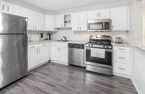 Avon Apartment | Modern Apartment in Prime Location (ID7450X1)