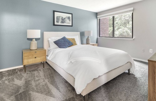 Avon Apartment | Modern Apartment in Prime Location (ID7450X1)