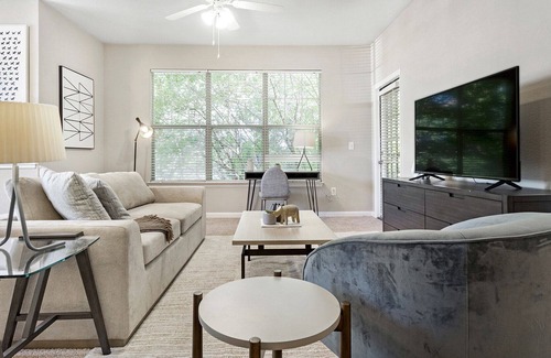 Apex Apartment | Modern Apartment in Prime Location (ID9782X96)