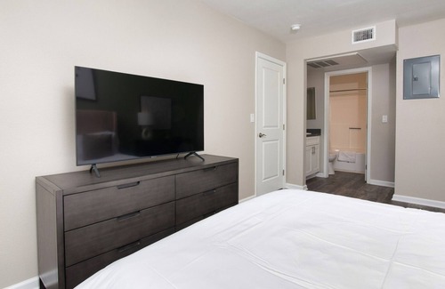 Chino Apartment | Modern Apartment in Prime Location (ID8237X51)