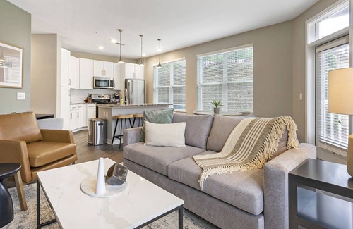 Chapel Hill Apartment | Modern Apartment in Prime Location (ID8082X78)