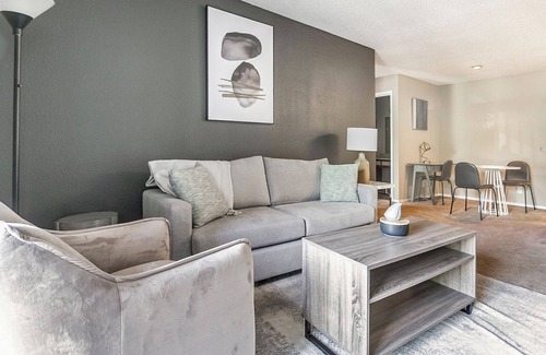 Woodlawn Apartment | Modern Apartment in Prime Location (ID7025X65)