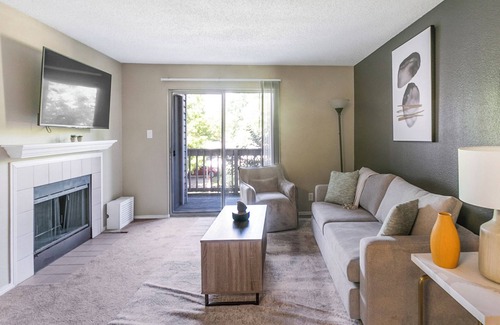 Woodlawn Apartment | Modern Apartment in Prime Location (ID7025X65)