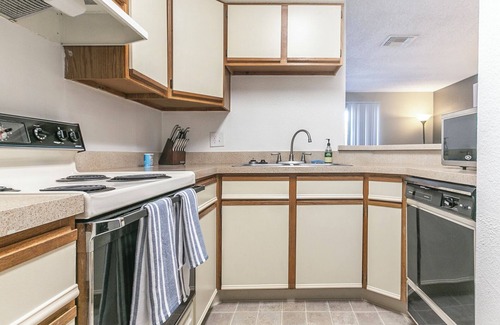 Woodlawn Apartment | Modern Apartment in Prime Location (ID7025X65)