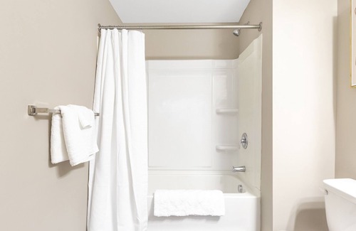 West Central Apartment | Modern Apartment in Prime Location (ID9436X35)