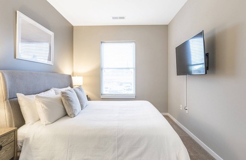 West Central Apartment | Modern Apartment in Prime Location (ID9436X35)