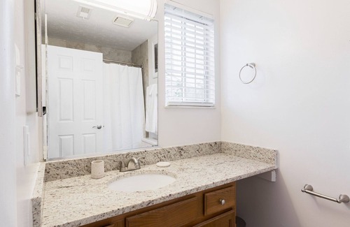 Fort Wright Apartment | Modern Apartment in Prime Location (ID6484X14)