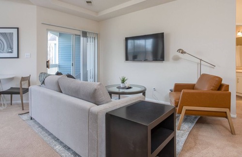 Woodland Hills Apartment | Modern Apartment in Prime Location (ID1735X20)