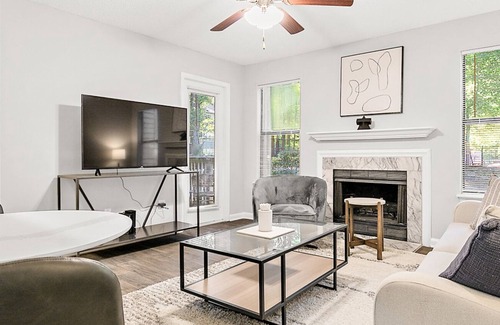New Irving Park Apartment | Modern Apartment in Prime Location (ID6735X37)