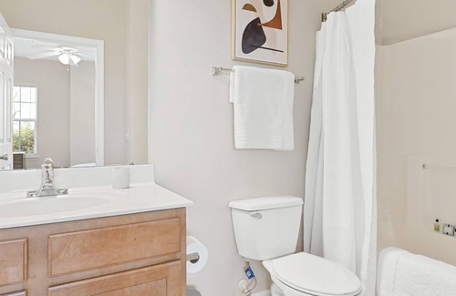 Greensboro Apartment | Modern Apartment in Prime Location (ID5864X01)