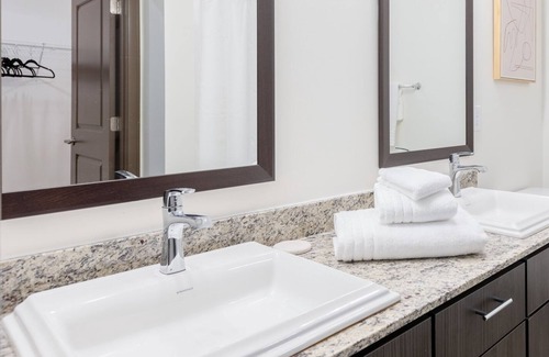 Middletown Apartment | Modern Apartment in Prime Location (ID6605X81)