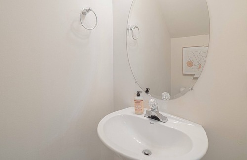 Spring Hill Apartment | Modern Apartment in Prime Location (ID7689X22)