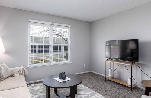 Lewis Center Apartment | Modern Apartment in Prime Location (ID8607X44)